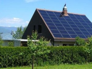 Крыша дома с аккумуляторами солнца