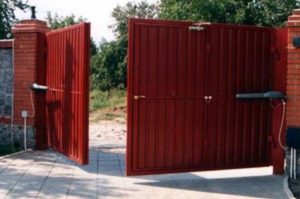 Красные ворота распашного типа