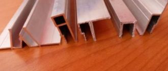 Потолочный – устанавливают на основной потолок, когда не получается прикрепить багет на стены.