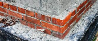При выстраивании нулевого уровня при помощи кирпичной кладки