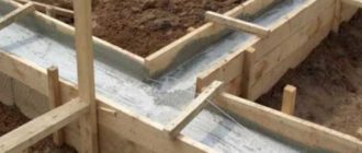 Прочность, надежность и жесткость, а также приспособленность к разным типам земли.